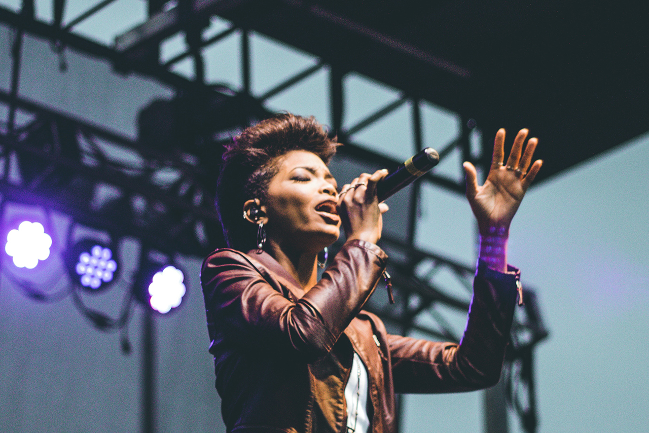 ステージで歌う女性