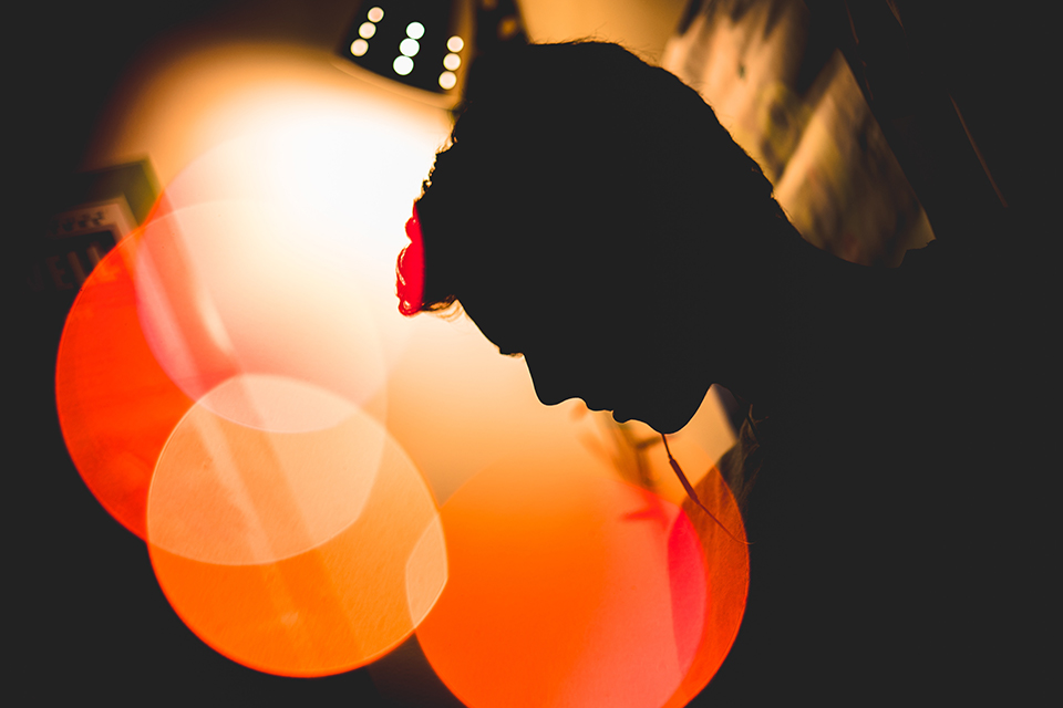 スポットを浴びるDJ