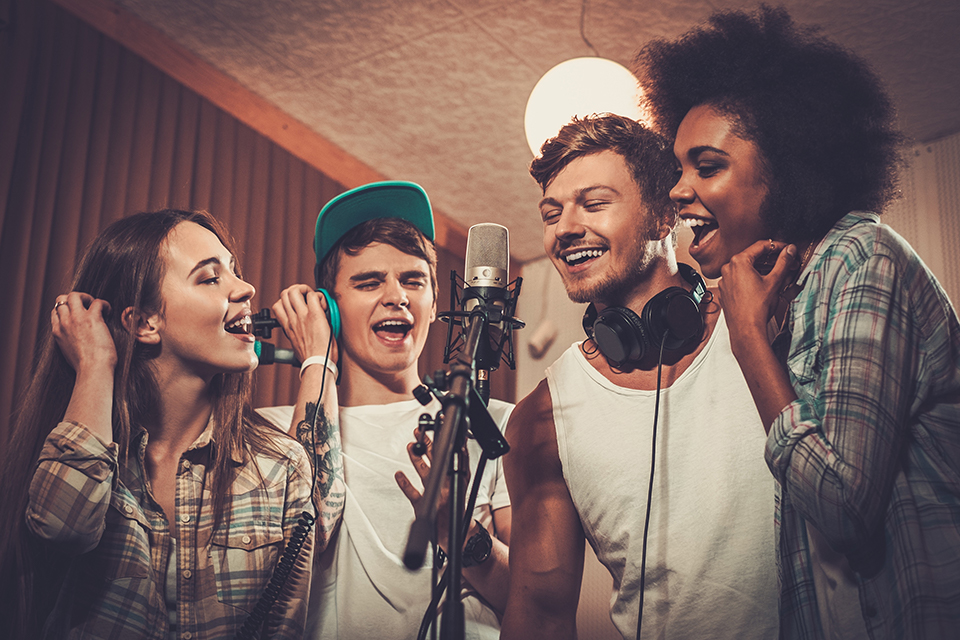 スタジオの中で4人が歌う